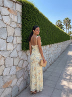 Sleeveless fitted dress with floral print, low neckline, open back and straps.